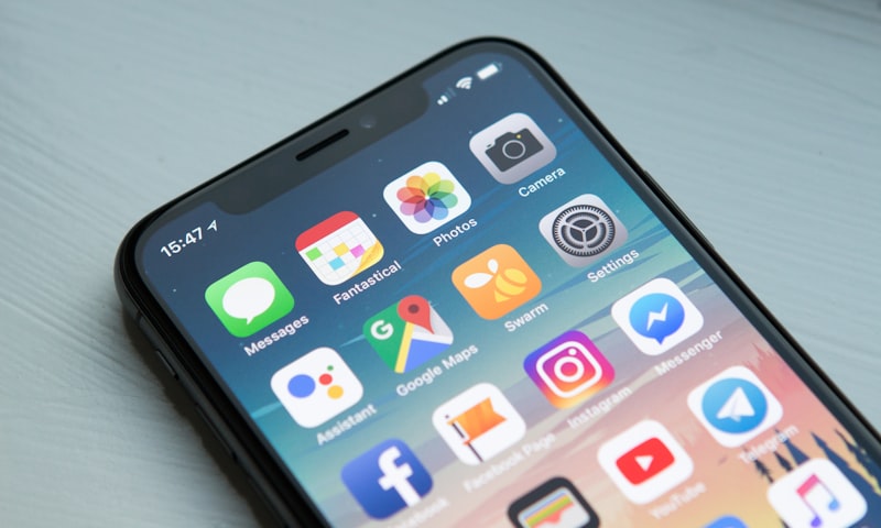 Smartphone com apps de produtividade na tela